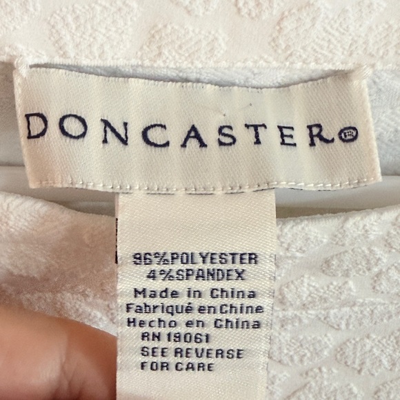 Doncaster NWOT Textured white stretch 
jersey, elbow length sleeves size LG - Picture 2 of 10